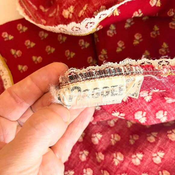 Vintage 1970s Maggee Floral Triangle Wrap Shawl Floral Lace Trim Red - Picture 2 of 8